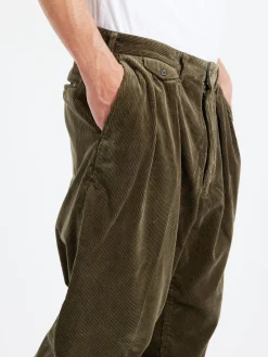 BEAMS PLUS - 2 Pleat Corduroy Pants in Dark Green