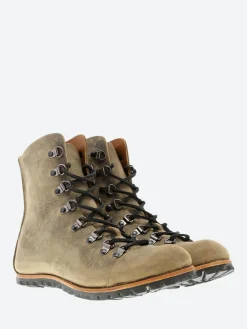 Cydwoq - Hiker in Khaki