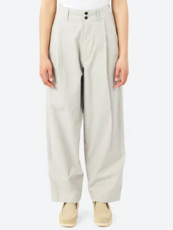 Girls of Dust - British Worker in Oyster