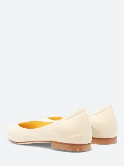 gravitypope - Nabina Flats in Milk Nappa