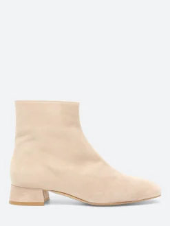 gravitypope - Nama in Chair (Off White)