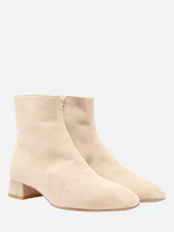 gravitypope - Nama in Chair (Off White)