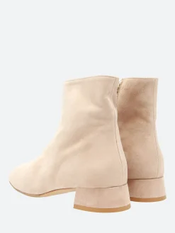 gravitypope - Nama in Chair (Off White)