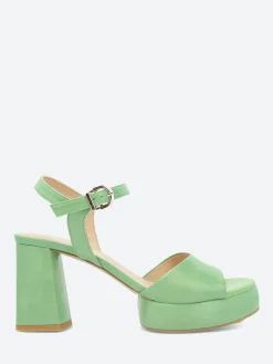 gravitypope - Zelie in Aqua Baku