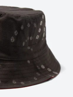 Kardo - Bandhani Bucket Hat in Charcoal and Red
