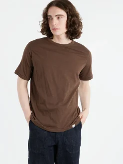 Merz b. Schwanen - SCT04 Unisex T-Shirt in Chocolate