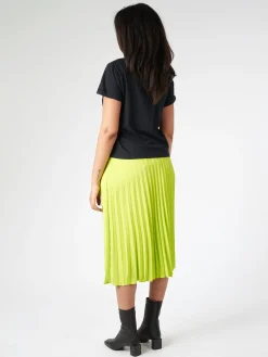 Merz b. Schwanen - Women's Relaxed T-Shirt in Deep Black