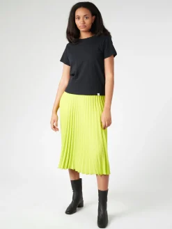 Merz b. Schwanen - Women's Relaxed T-Shirt in Deep Black