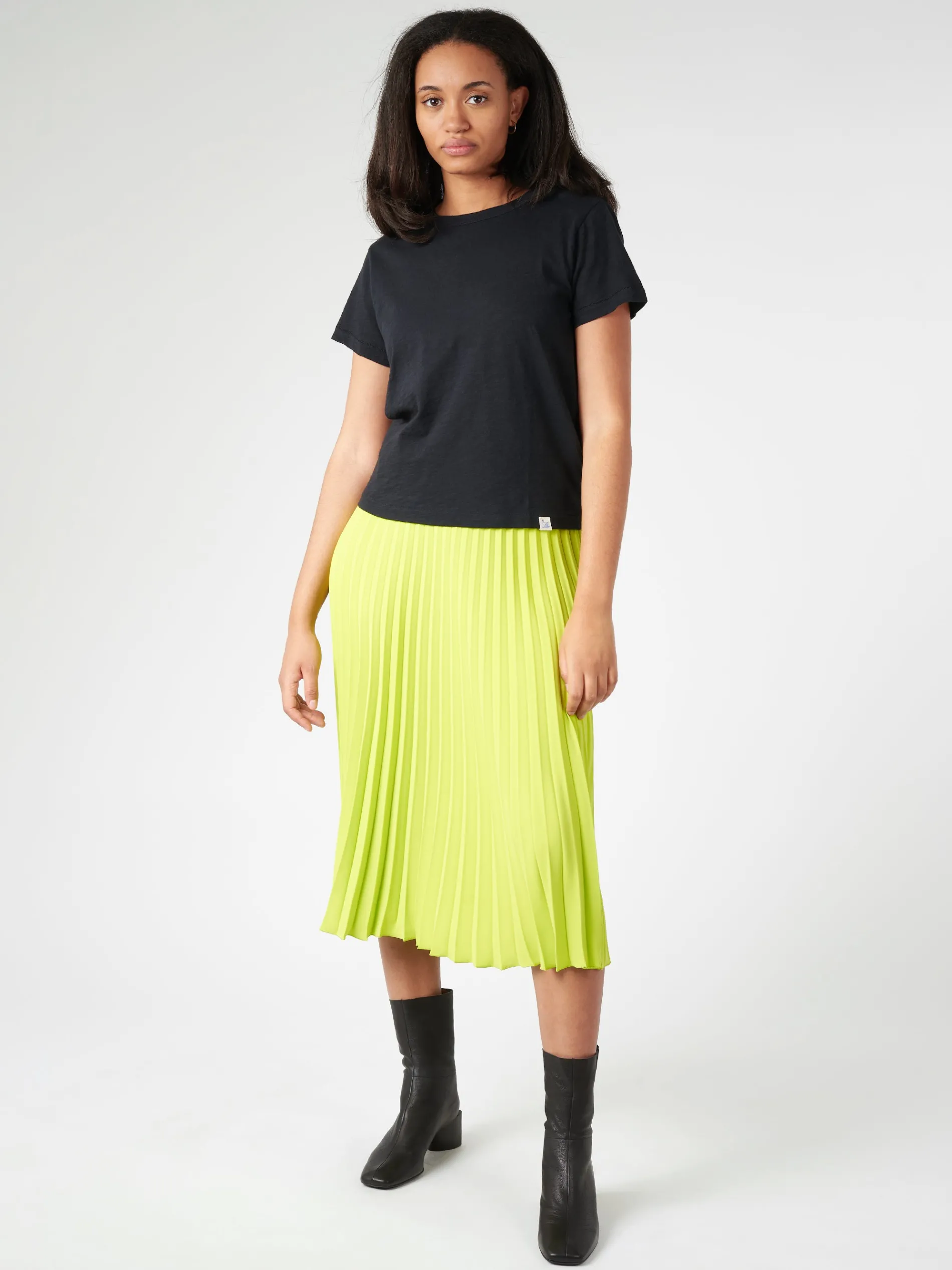 Merz b. Schwanen - Women's Relaxed T-Shirt in Deep Black