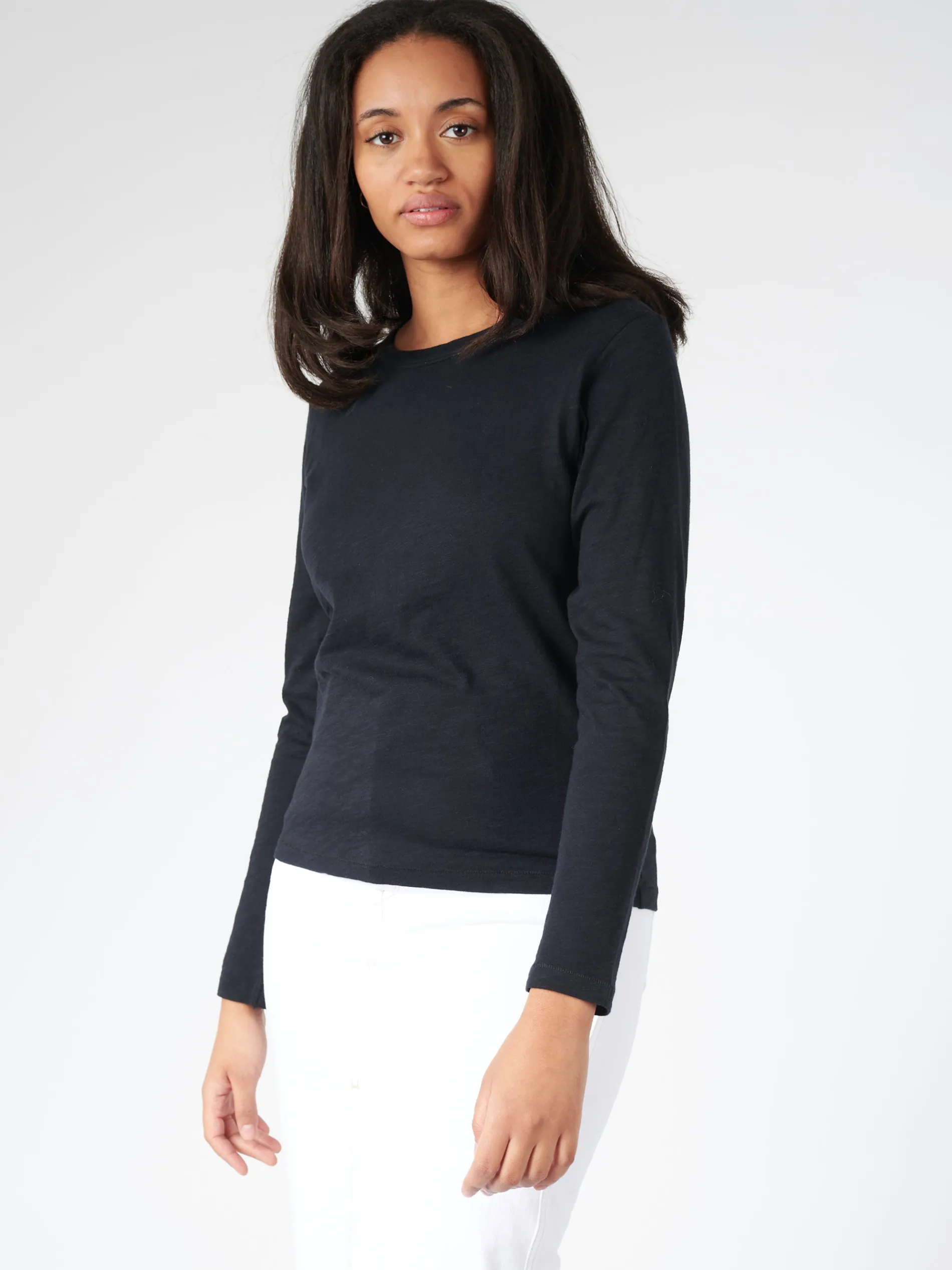 Merz b. Schwanen - Women's Relaxed Longsleeve T-Shirt in Deep Black