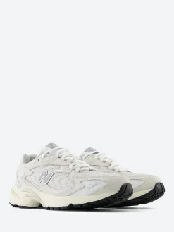 New Balance - 725V1 in White with Reflection