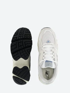 New Balance - 725V1 in White with Reflection