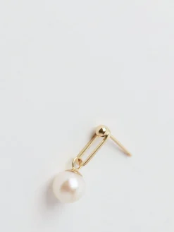 Poppy Finch - Gold Dot Link Pearl Earrings
