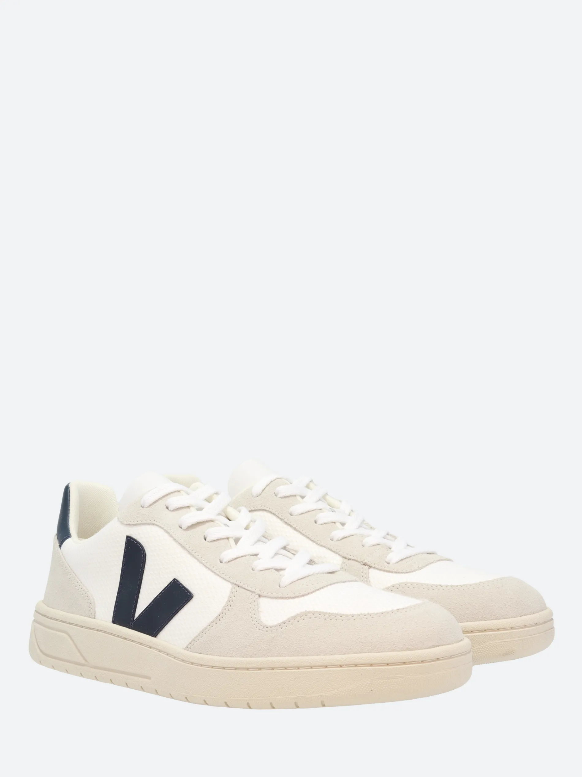 Veja - Men's V-10 in White and Blue