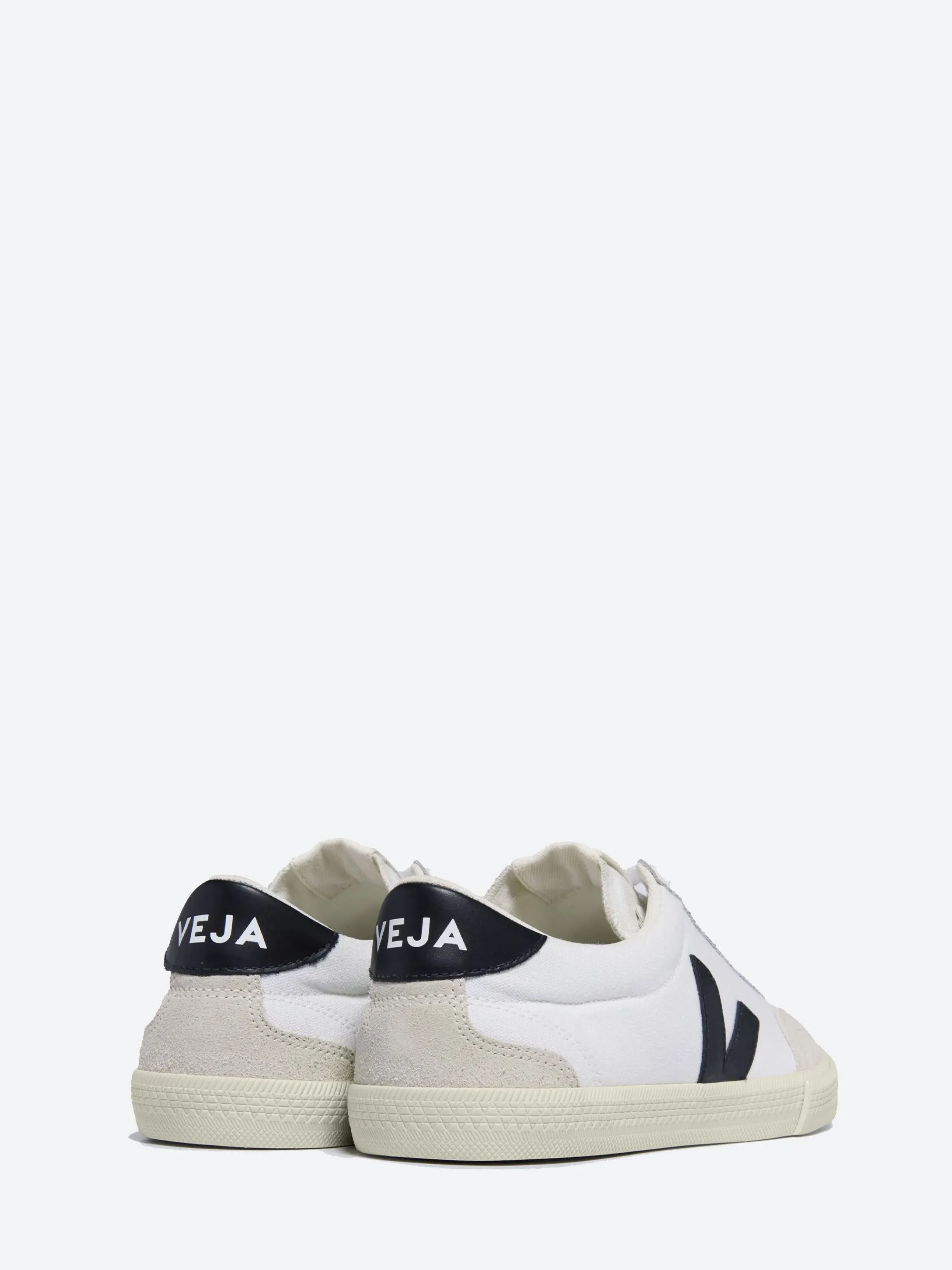 Veja - Volley Canvas in White and Black