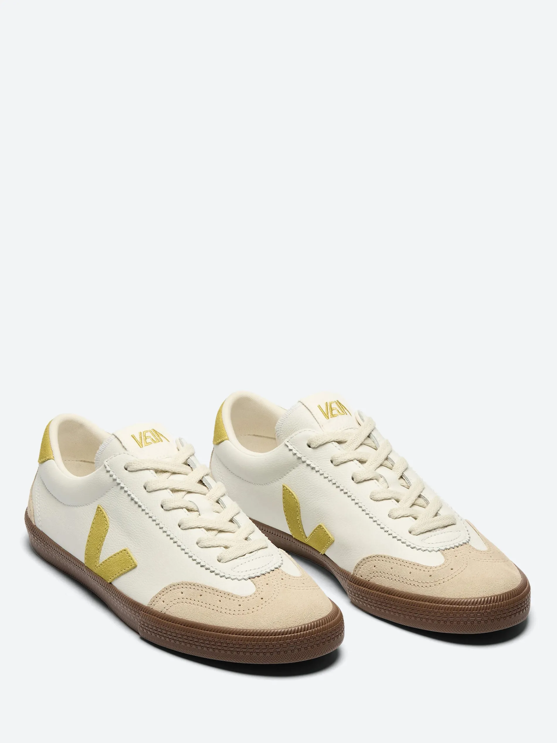 Veja - Volley Leather in White, Liquor and Bark